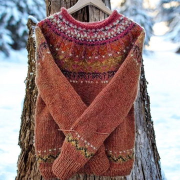 Sofia – Warm sweater with round knitted shoulder pattern
