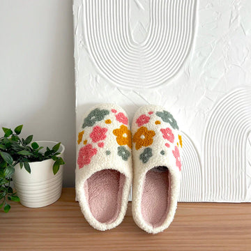 Cozy women’s slippers with floral pattern and warm interior
