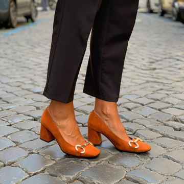 ELEGANT PUMPS WITH GOLD DETAIL