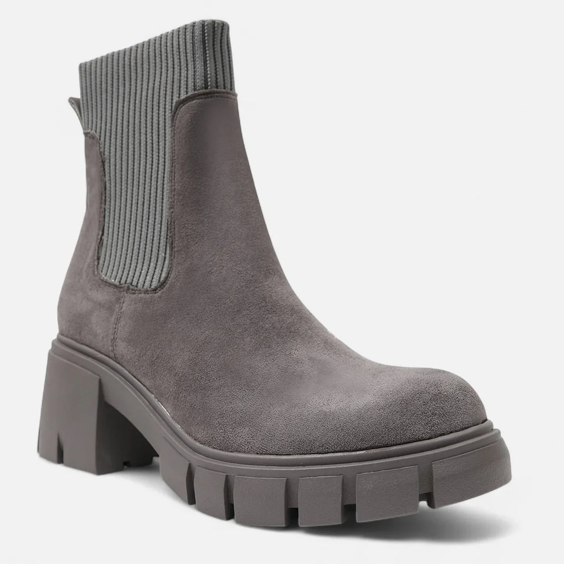 Women’s suede Chelsea boots – elevated elegance