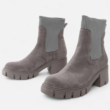 Women’s suede Chelsea boots – elevated elegance